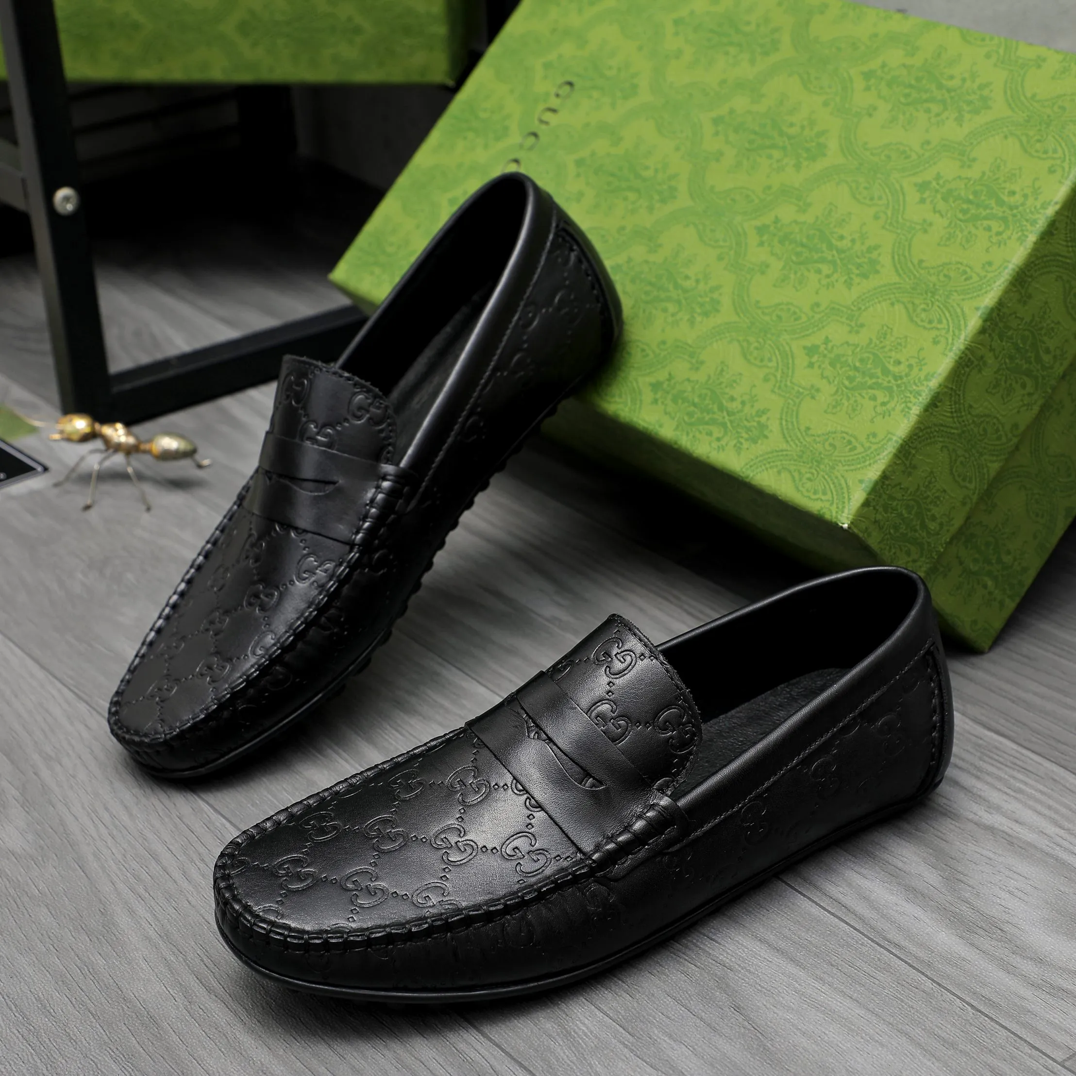 Men's shoes 💰380 Product trademark: GUCCI "Gucci" casual slip-on beanie shoes Regular size: 38-45 (45 is custom-made and non-returnable) Product materials: Selected high-quality embossed cowhide upper, pigskin lining, beanie outsole